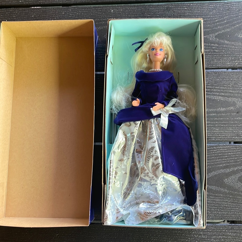 -- NRFB Vintage 1995 AVON ~ Winter Velvet Barbie Doll ❄️